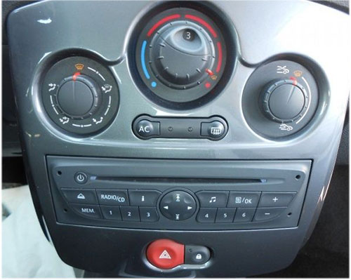 Renault-Clio-Radio-2011
